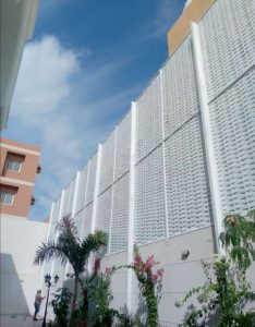 سواتر بجميع أنواعها وأشكلها حديد وأخشاب بلستيكية ولكسان