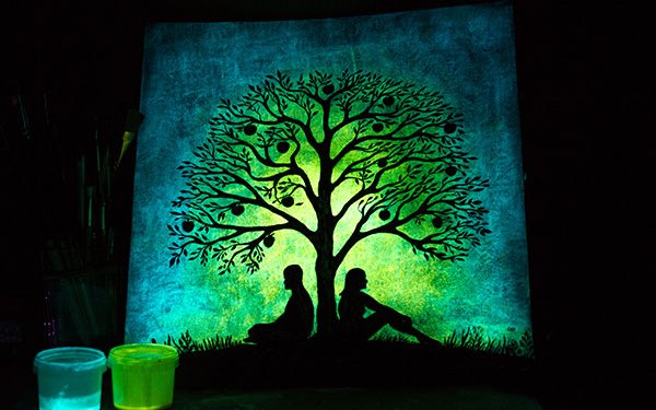 دهانات مضيئة